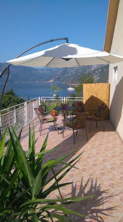 Apartment Rose Garden Risan Exterior foto